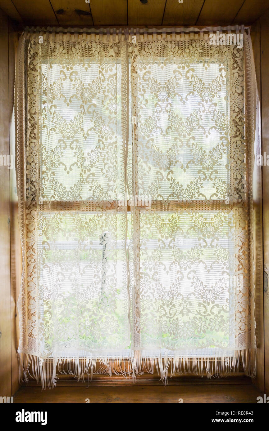 Versenkte Fenster mit weißen Gardinen innerhalb eines alten 1807 Canadiana Stil home Stockfoto