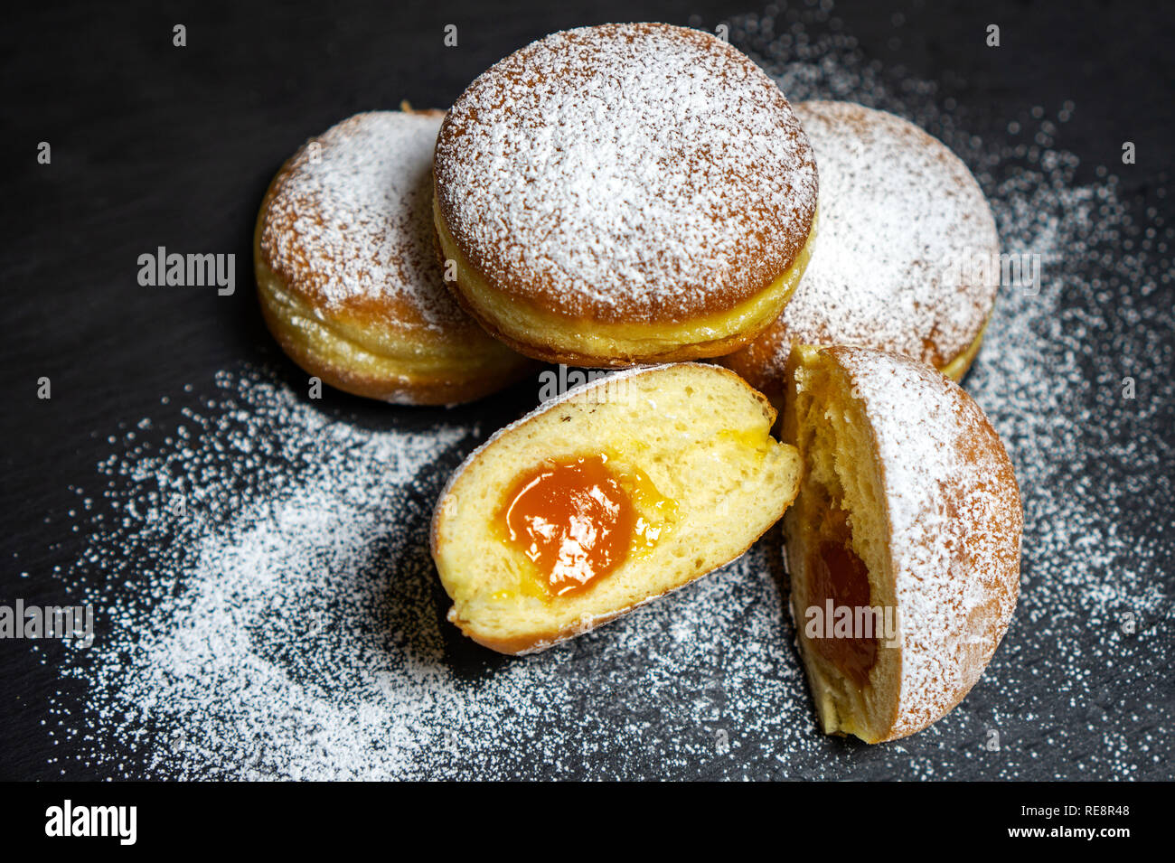 Berliner Donuts europäischen Donuts tradicional Bäckerei für Fasching Karneval Zeit mit Pfirsich Marmelade in Europa Stockfoto