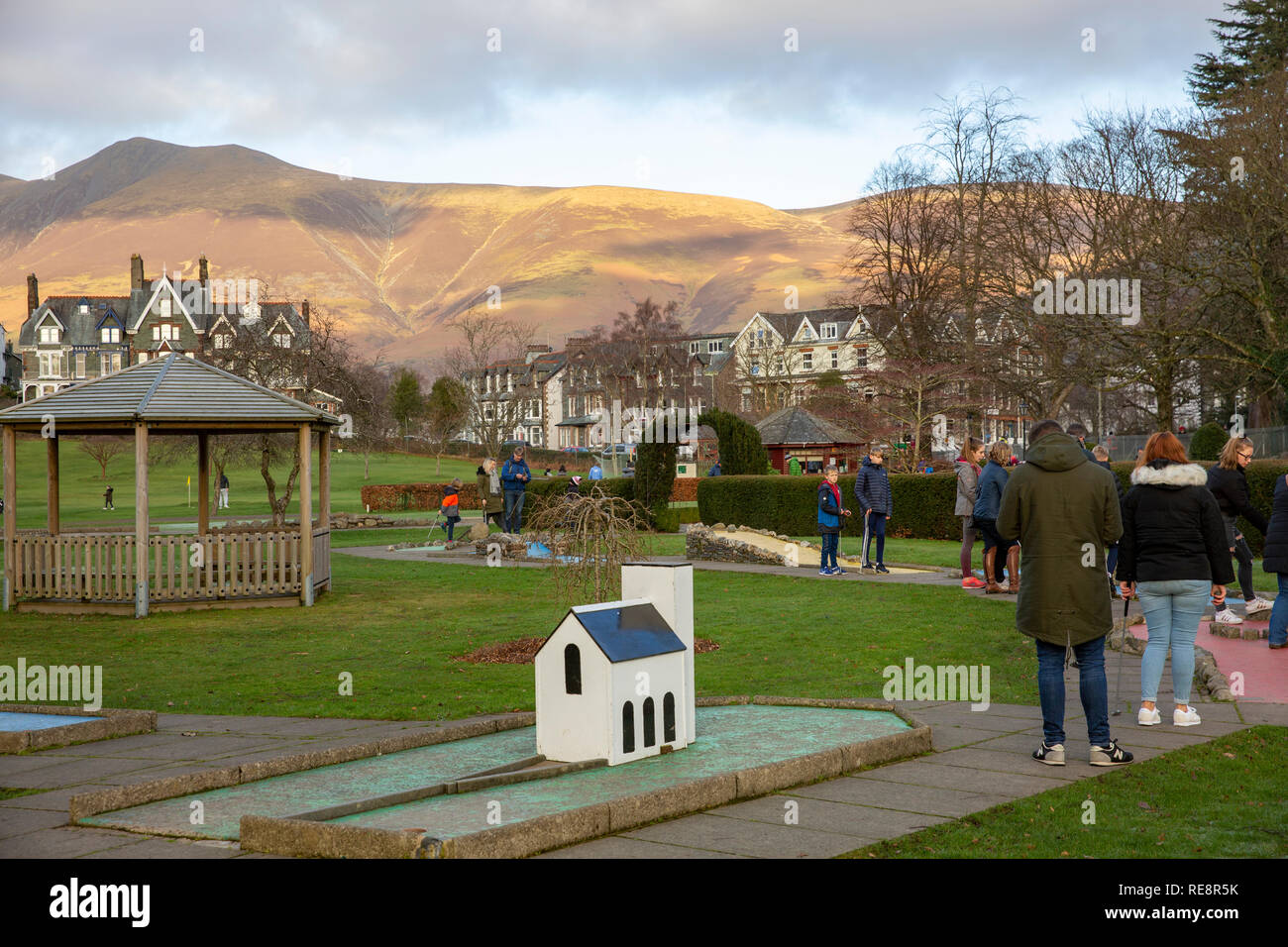 Hoffe Park in Keswick Stadtzentrum an einem eisigen Wintertag, Menschen spielen Minigolf im Park, Keswick, Cumbria, England Stockfoto