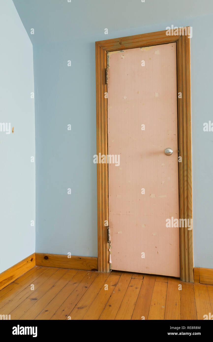 Alte hölzerne Schrank Tür mit rose Tapete in blau Schlafzimmer auf der oberen Etage Etage innerhalb eines alten 1807 Canadiana Stil home abgedeckt Stockfoto
