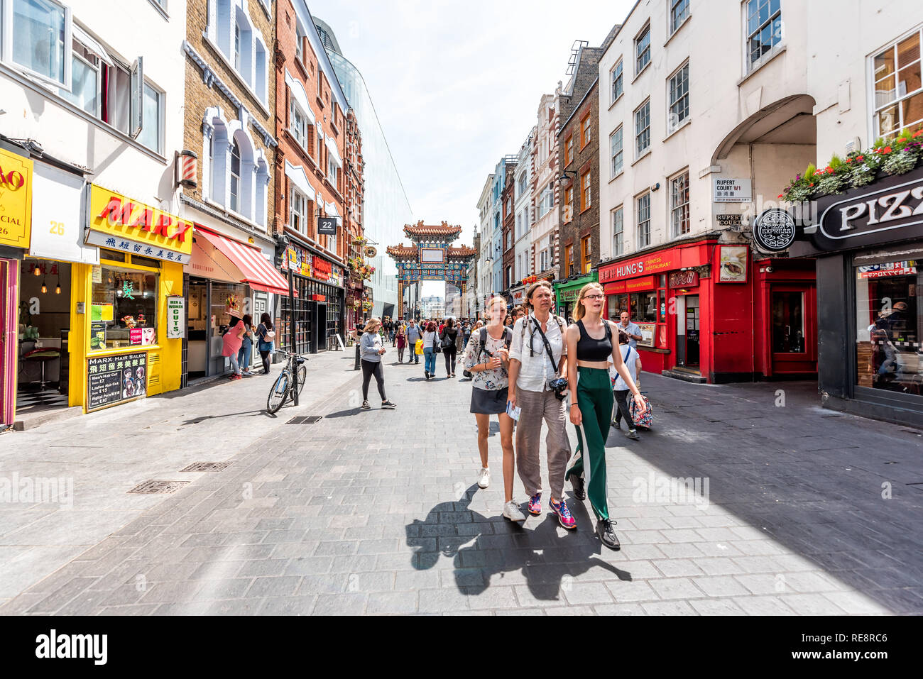 London, Großbritannien - 24 Juni 2018: Weitwinkelaufnahme von Chinatown China Town Wardour Street Straße mit vielen Masse von Menschen zu Fuß in SoHo Downtown City und Ga Stockfoto