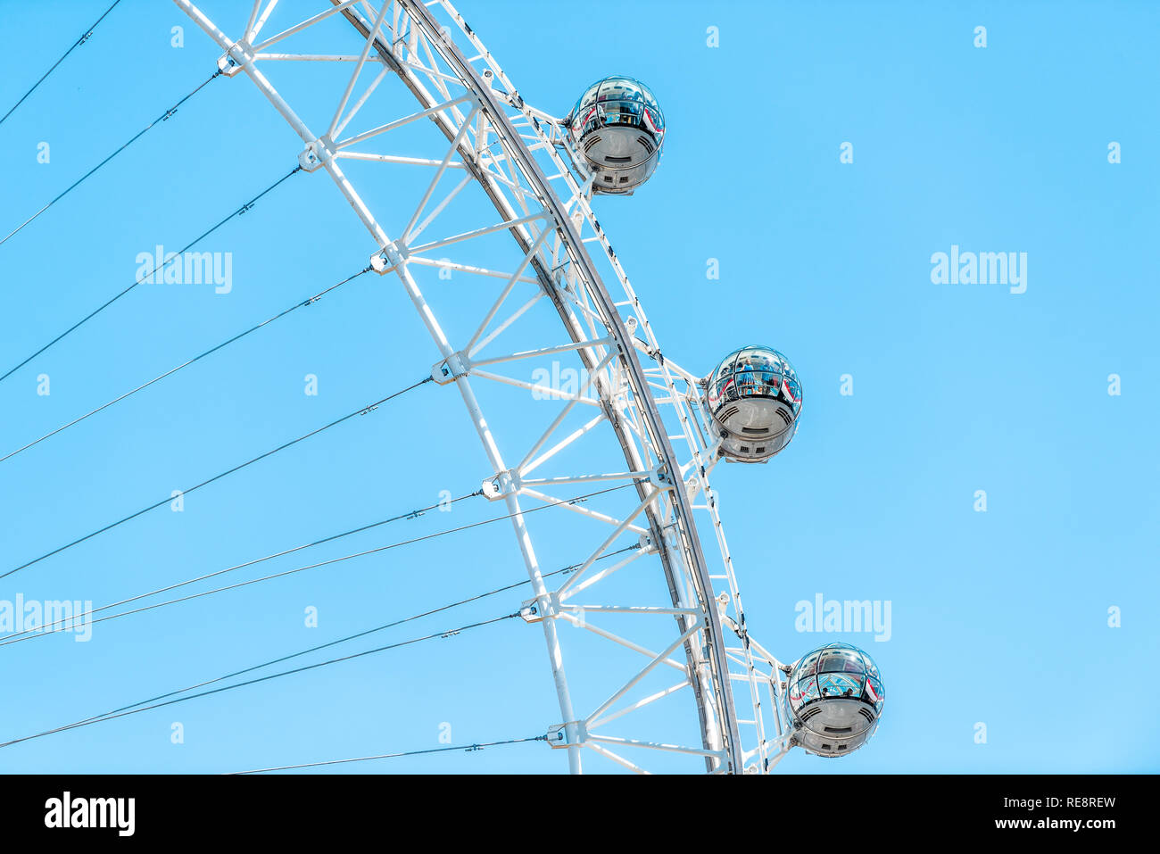 London, Großbritannien - 25 Juni, 2018: Nahaufnahme Blick auf London Eye auf Sommer Tag mit blauem Himmel und Menschen Reiten in Kapseln auf Auskragenden Rad Stockfoto