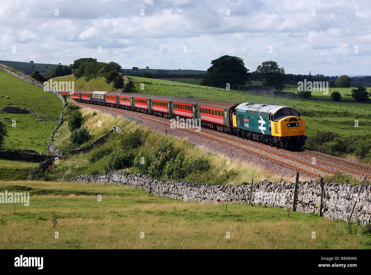 40145 in großen Logo livery Köpfe Vergangenheit Waitby auf die Settle and Carlisle Railway. Stockfoto