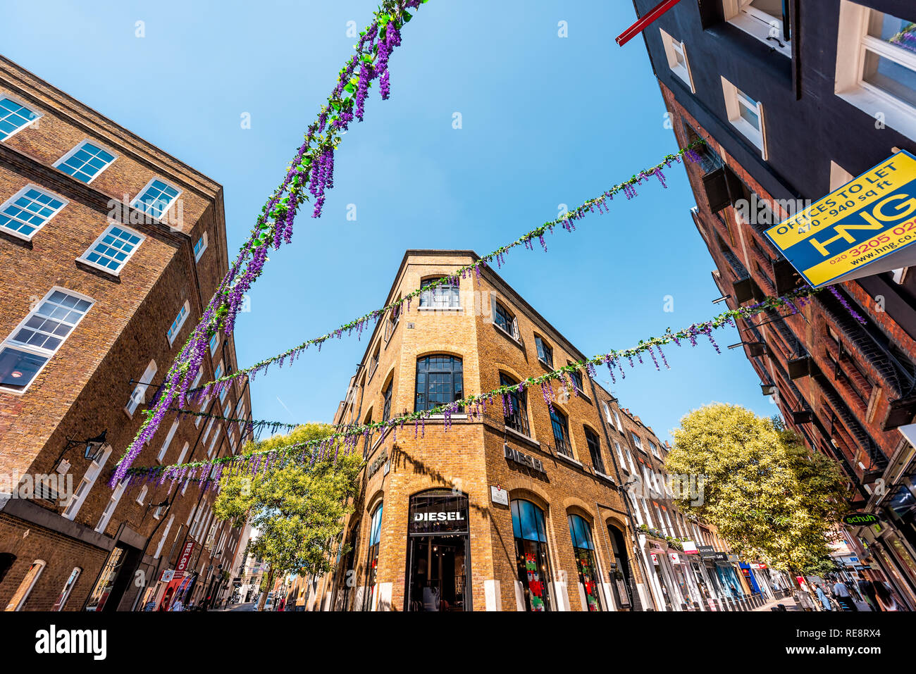 London, UK, 26. Juni 2018: Stadtbild von Covent Garden Neal Hof Straße mit Blumenschmuck im Sommer mit Backsteinbauten und Einzelhandel Stockfoto