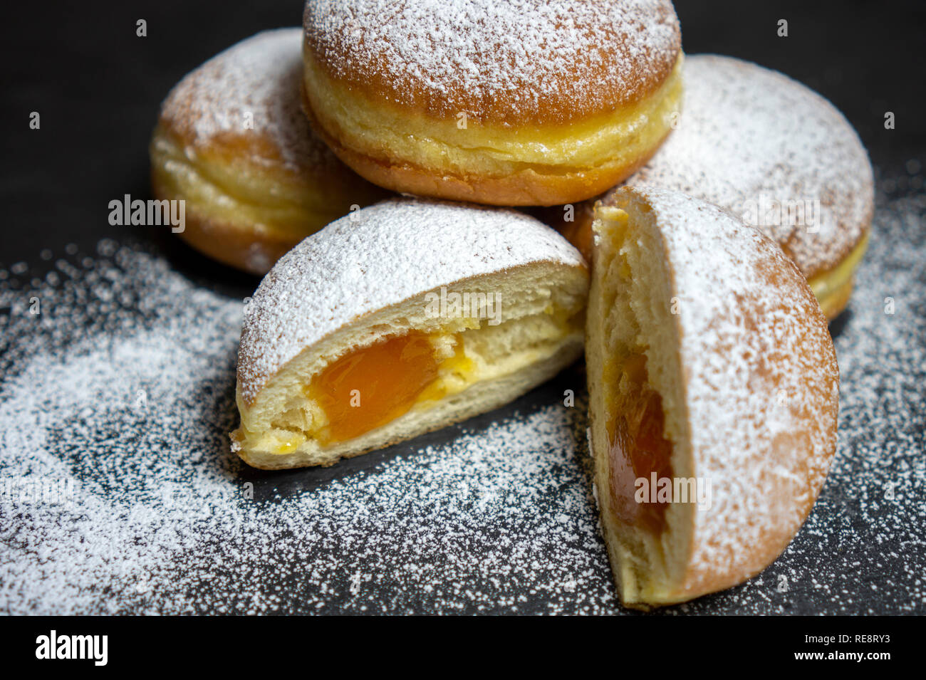 Berliner Donuts europäischen Donuts tradicional Bäckerei für Fasching Karneval Zeit mit Pfirsich Marmelade in Europa Stockfoto