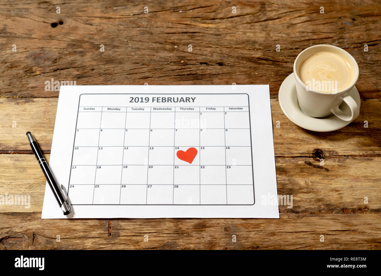 Ansicht von oben konzeptionelle Bild von 2019 Februar Kalender mit roten Herzen auf der 14. und Kaffee auf rustikalen vintage Tabelle, für Valentinstag bereit Stockfoto