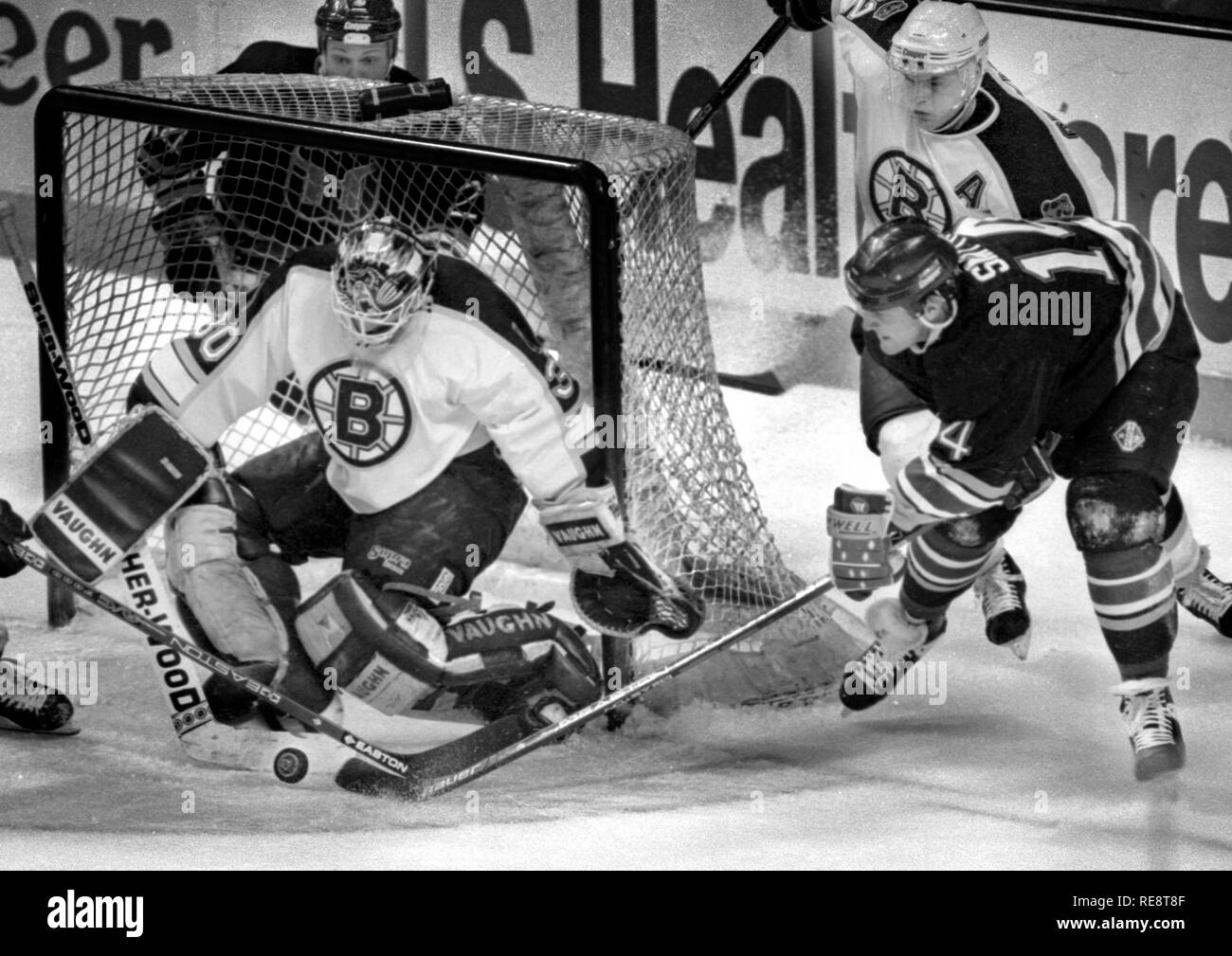 Bosotn Bruins goalie Bill Ranford macht die Hartford Whalers #14 Kevin Smyth in Spiel Aktion speichern am Bosotn Garten in Boston, Ma USA Foto von Bill Belknap 1995-1996 Saison Stockfoto