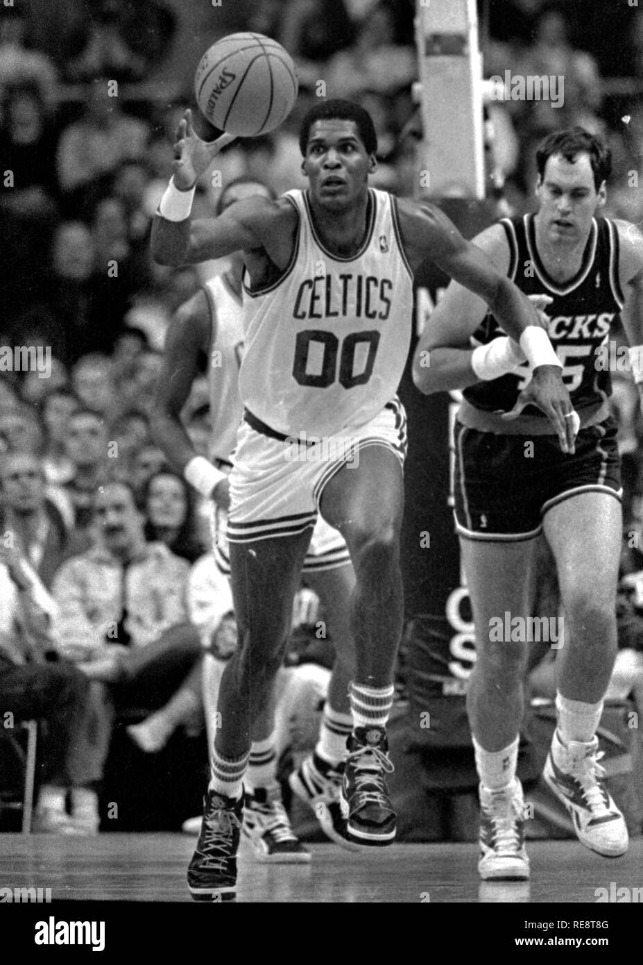 Spiel action Boston Celtics Robert Parish vs die Milwaukee Bucks im Boston Garden in Boston, Ma USA Foto von Bill belknap November 1988 Stockfoto