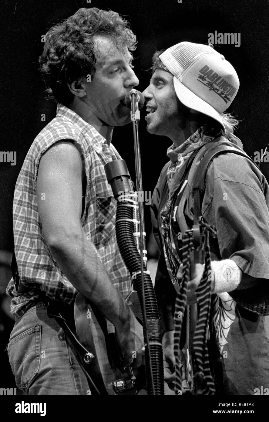Bruce Springsteen und Nils Lofgren durchführen an den Cotton Bowl in Dallas, TX USA 1985 Foto von Bill belknap Stockfoto