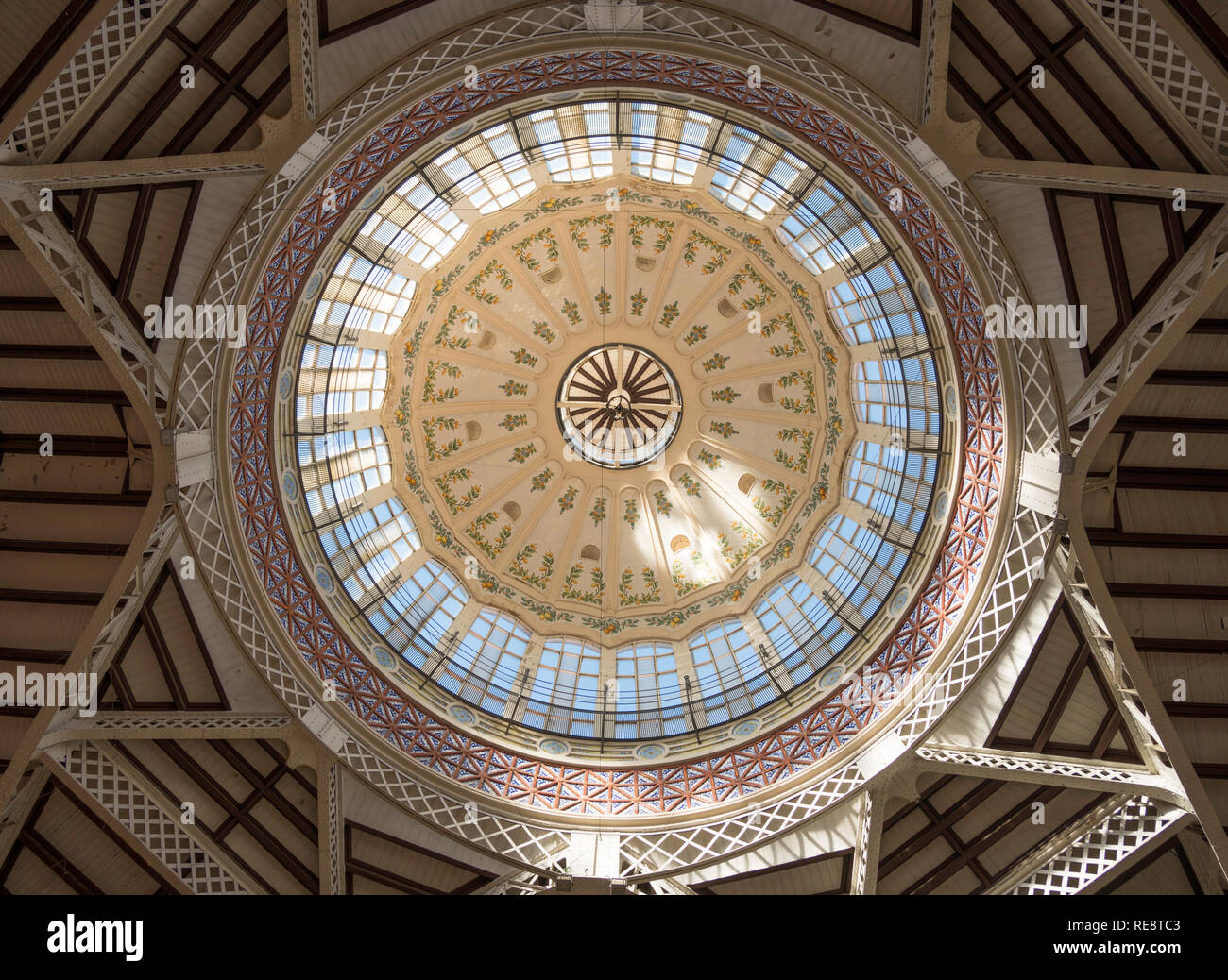 Der Innenraum des gewölbten Dach der Markthalle in Valencia, Spanien, Europa Stockfoto