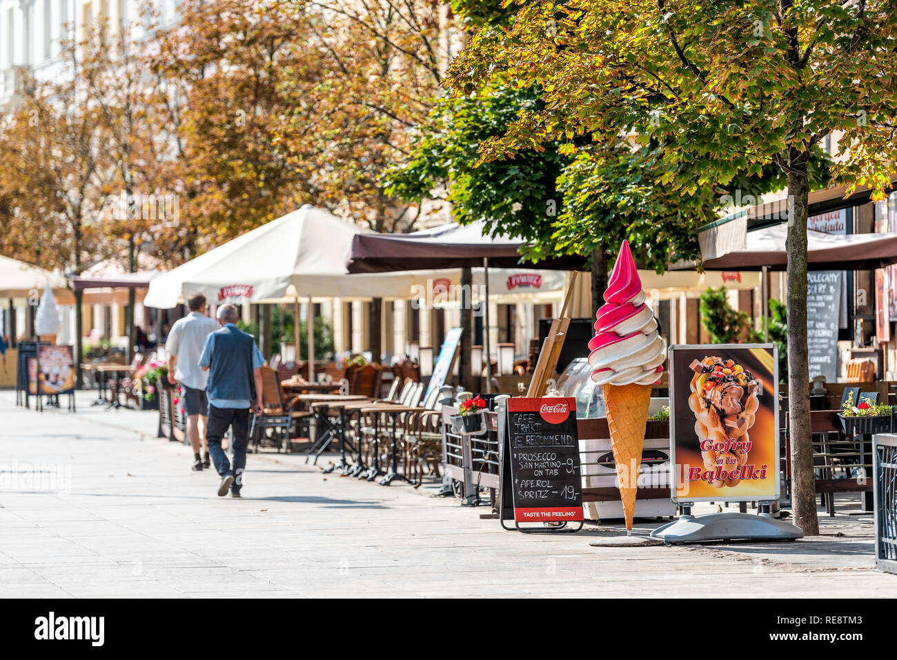 Warschau, Polen - 23. August 2018: die berühmte Altstadt historische Straße in der Hauptstadt während der sonnigen Sommertag Krakowskie Przedmiescie von Schlossplatz und Stockfoto