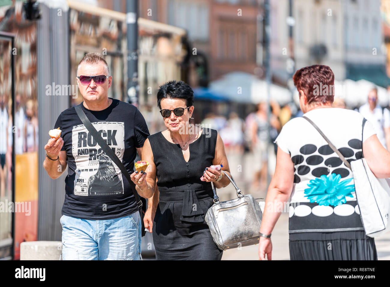 Warschau, Polen - 23. August 2018: die berühmte Altstadt historische Straße in der Hauptstadt während der sonnigen Sommertag Krakowskie Przedmiescie und Leute Paar ea Stockfoto