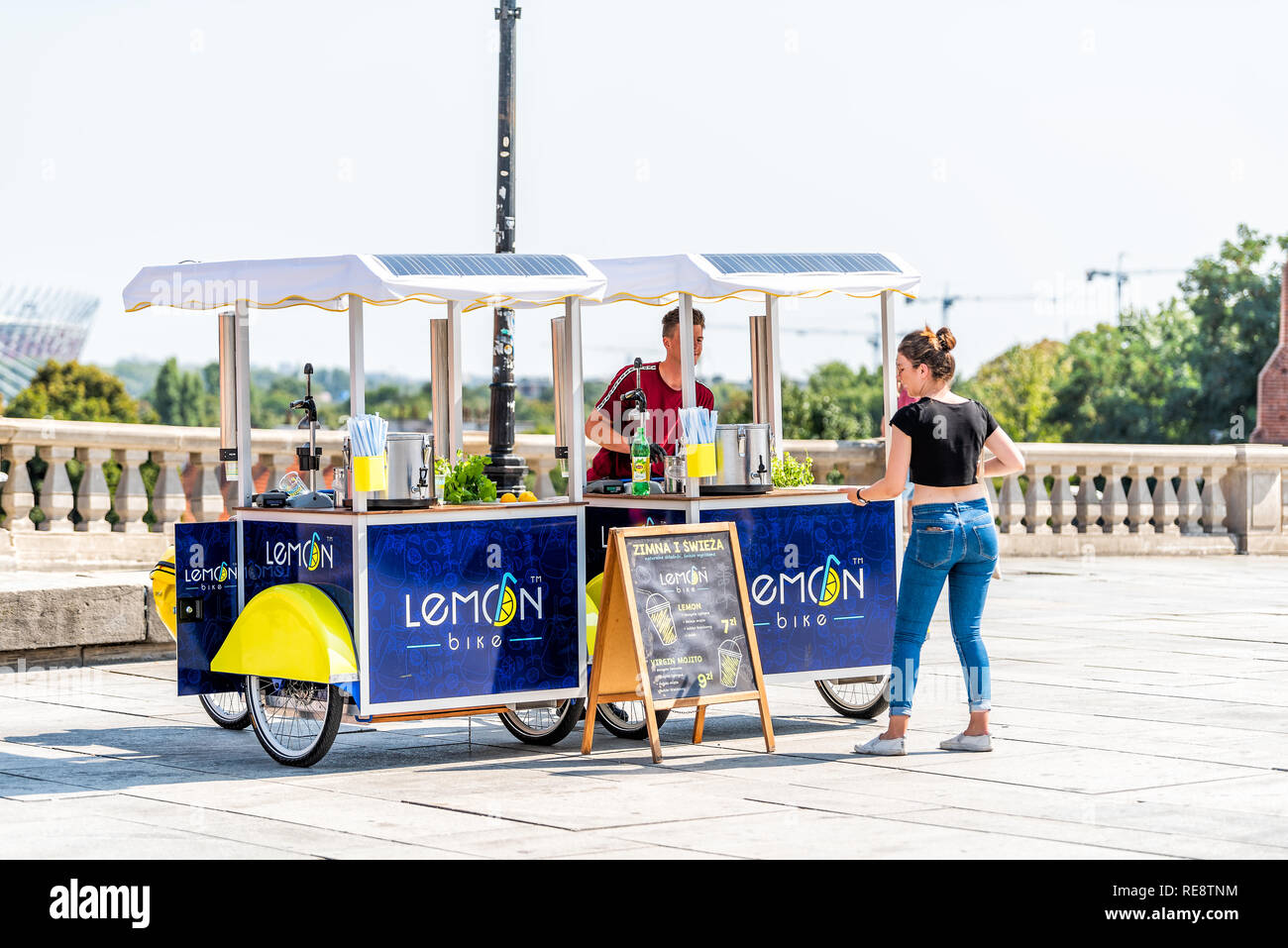Warschau, Polen - 23. August 2018: Altstadt Straße in der Hauptstadt während der sonnigen Sommertag am Schlossplatz und den Kauf von Lemon stand Stockfoto