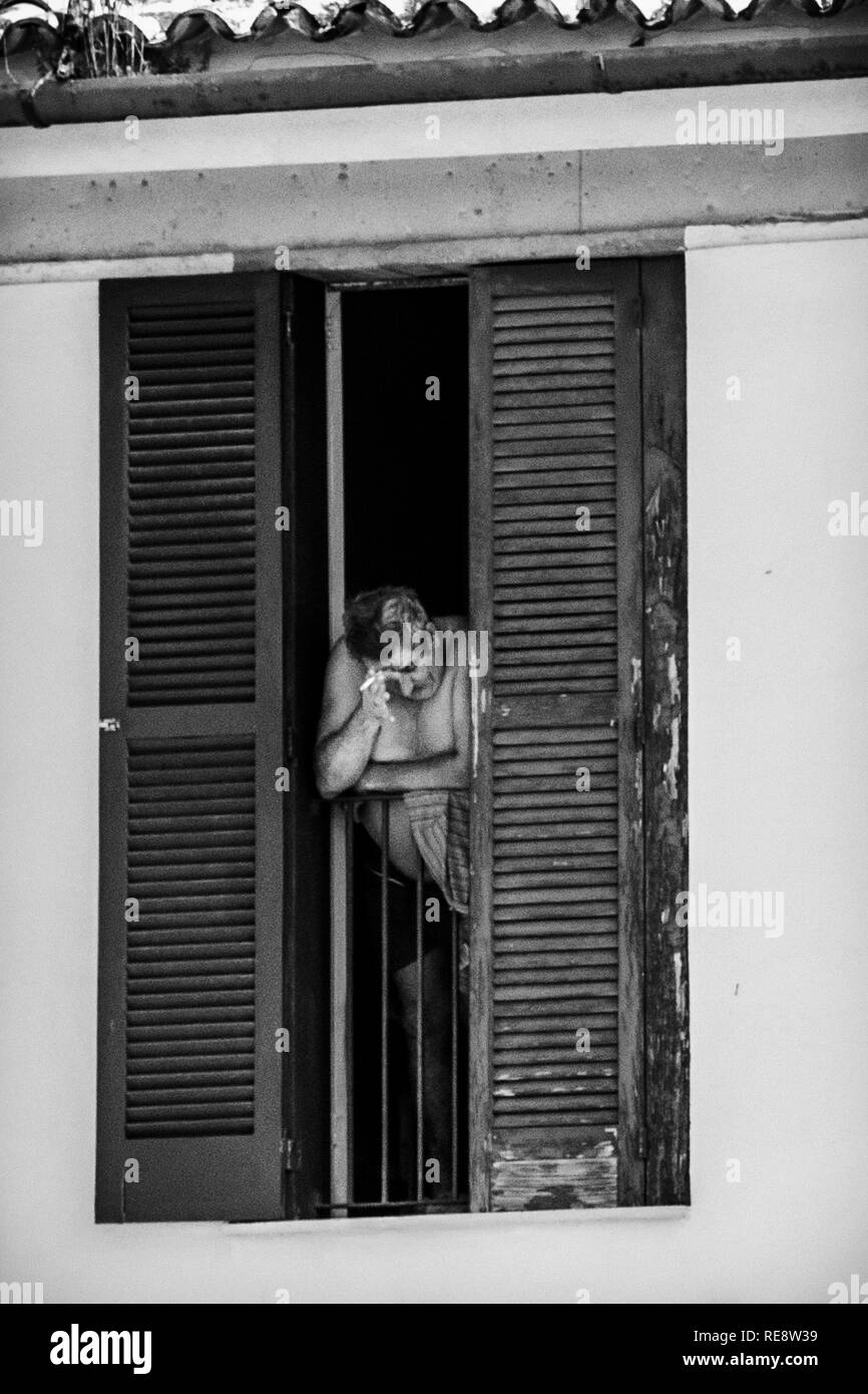 Spanischer Mann in spanischen Fensterläden Stockfoto