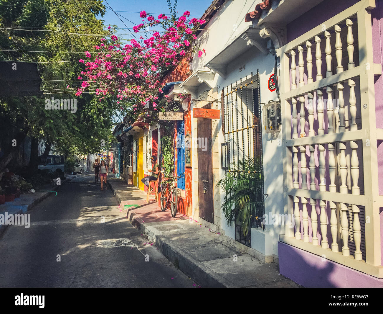 Cartagena, Kolumbien - März 2019: Street Scene und bunten Fassaden der Altstadt in Cartagena, Kolumbien Stockfoto