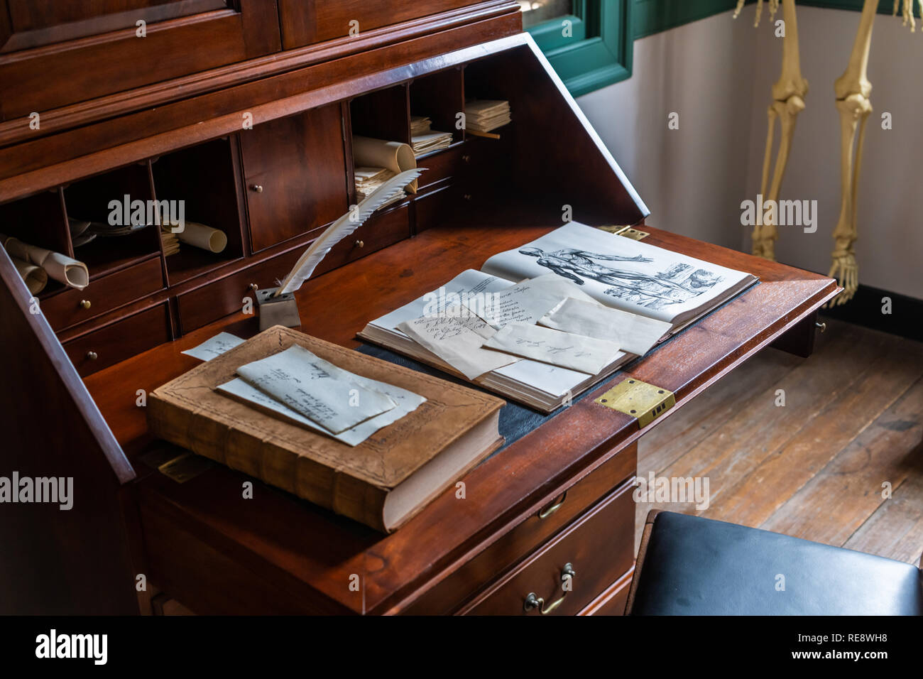 Antike historische medizinische Anatomie Lehrbuch auf einem alten Schreibtisch Stockfoto