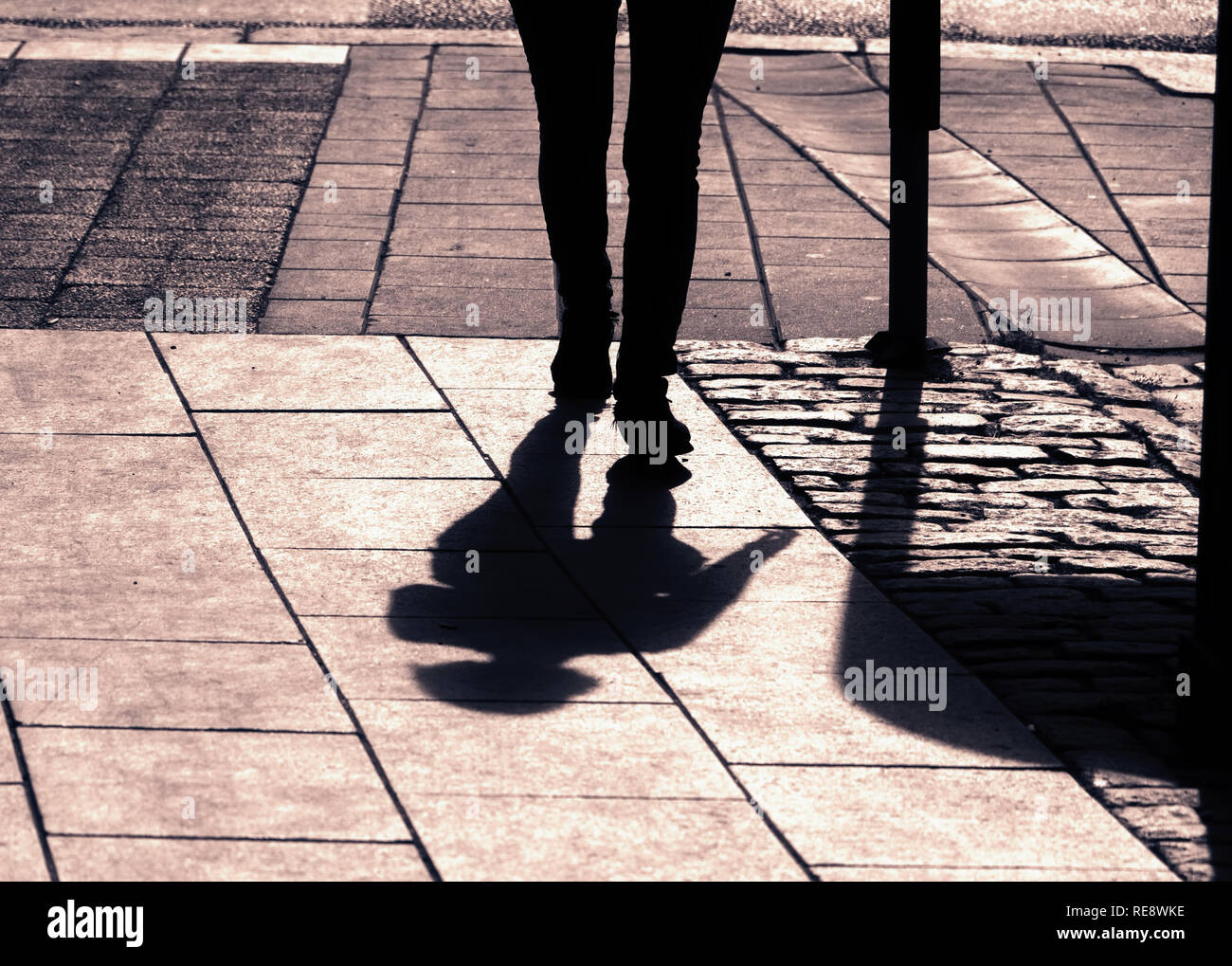 Schatten von Person zu Fuß im Sommer Sonne Stockfoto
