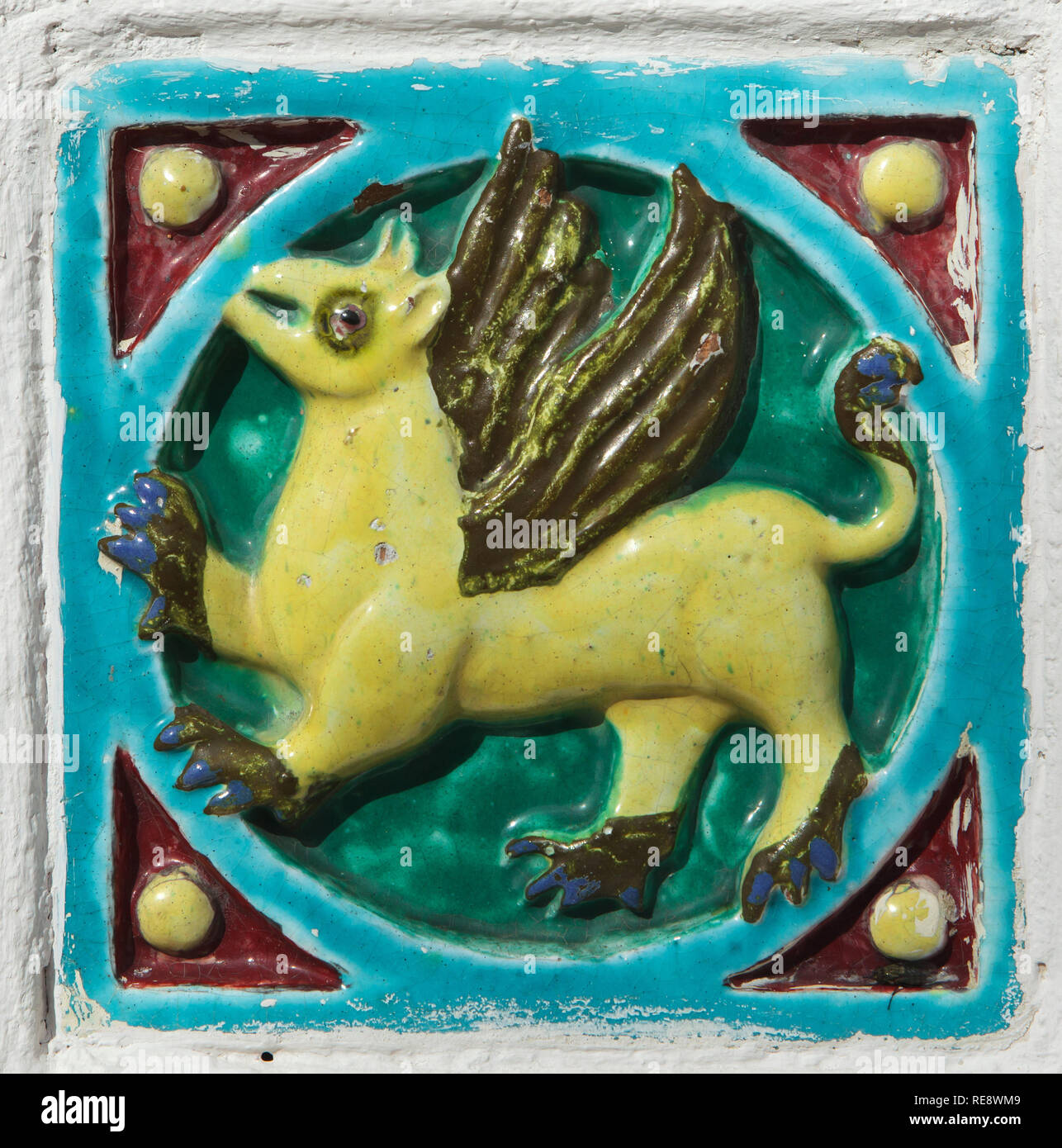 Griffin in der glasierten Fliesen auf dem Zaun der Kirche von dem Propheten Elia in Jaroslawl, Russland platziert dargestellt. Stockfoto