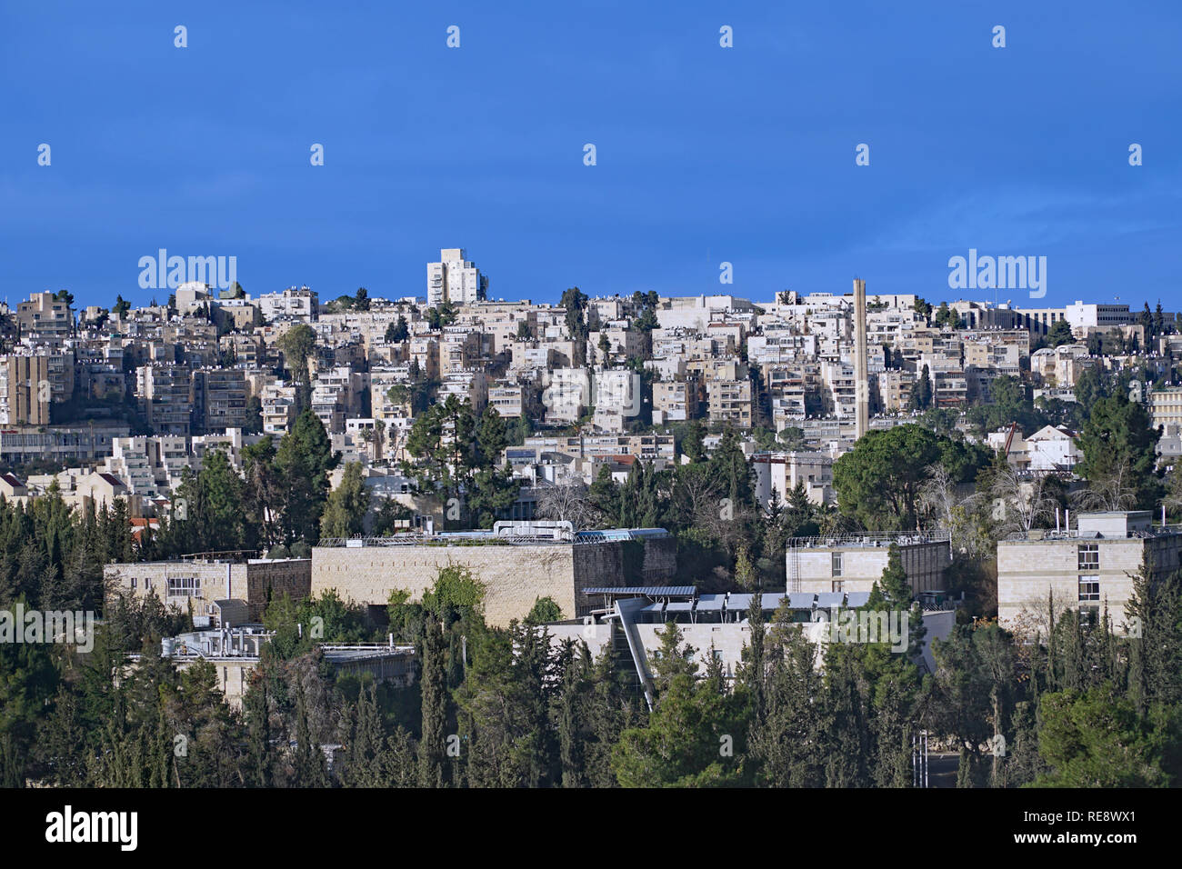 West Jerusalem hang Skyline mit modernen Apartment Gebäuden, mit der Hebräischen Universität in Givat Ram Campus Vordergrund Stockfoto