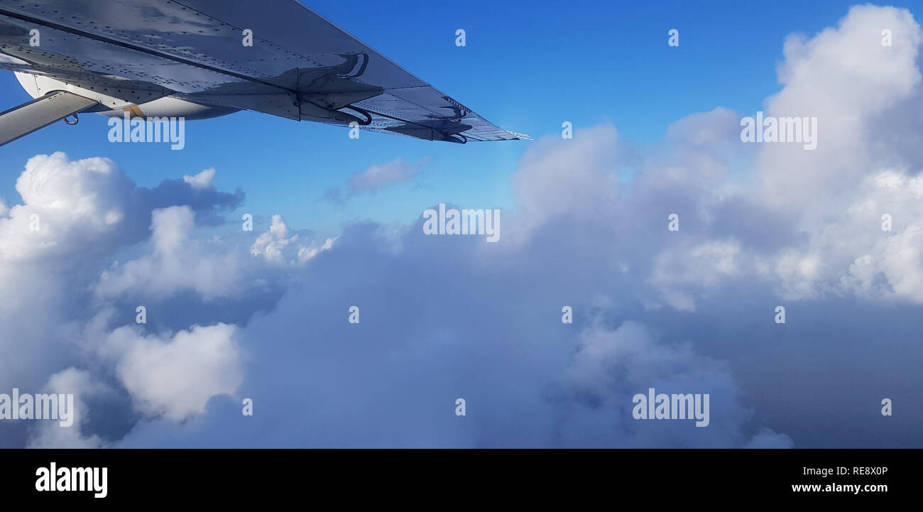 Gutes Wetter für Flugreisen Thema. Schöne Wolken über anzeigen Stockfoto