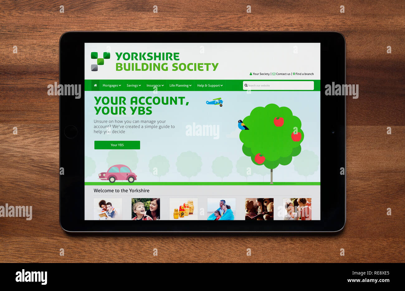 Die Website von Yorkshire Aufbau der Gesellschaft gesehen wird, auf einem iPad Tablet, der ruht auf einem Holztisch (nur redaktionelle Nutzung). Stockfoto