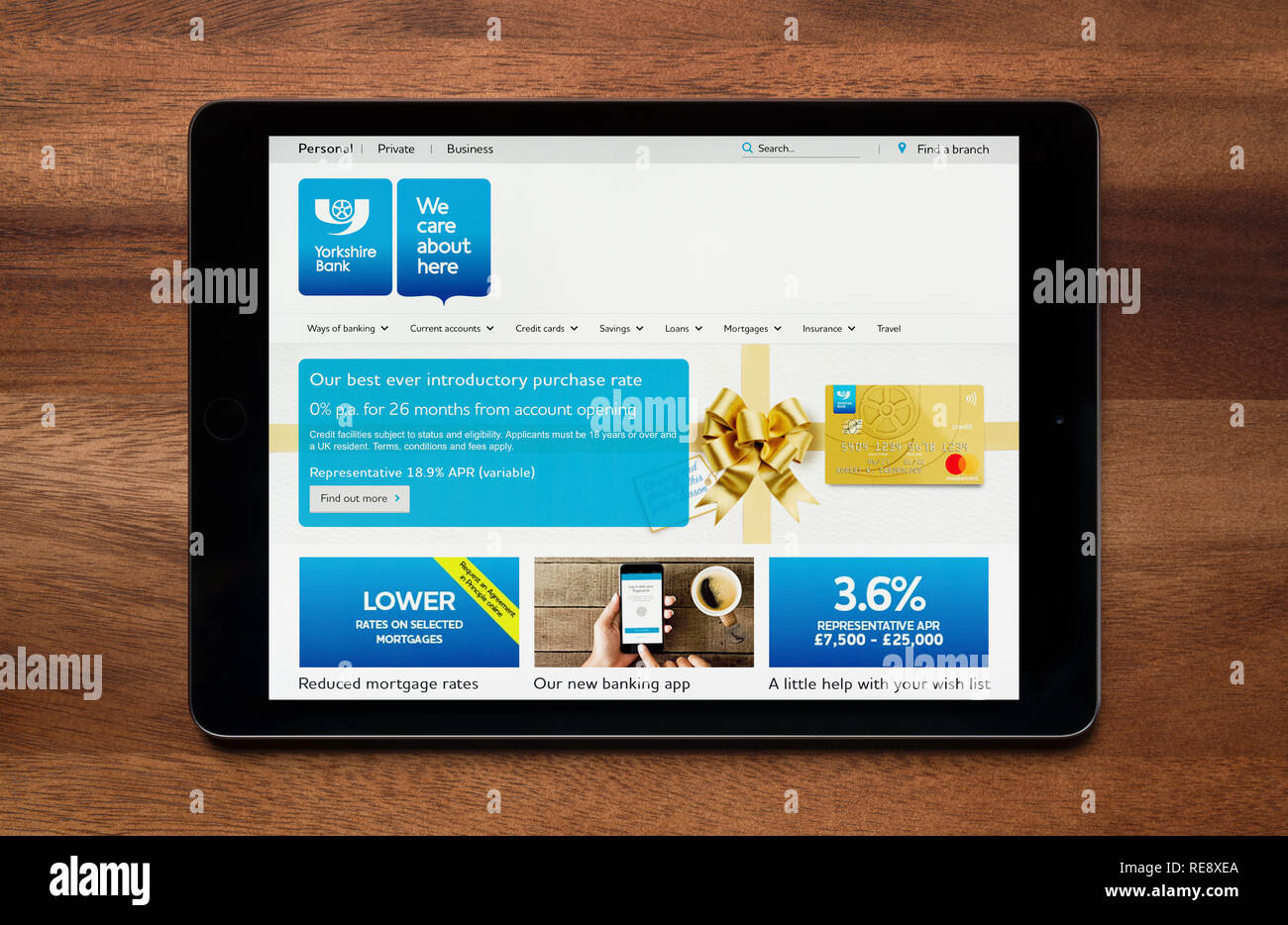 Die Website von Yorkshire Bank gesehen auf einem iPad Tablet, der ruht auf einem Holztisch (nur redaktionelle Nutzung). Stockfoto