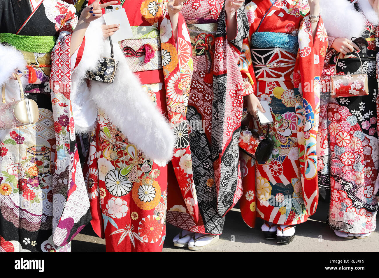 Junge japanische Frauen, die traditionellen Kimono für den kommenden Tag der Erwachsenen Feier Stockfoto
