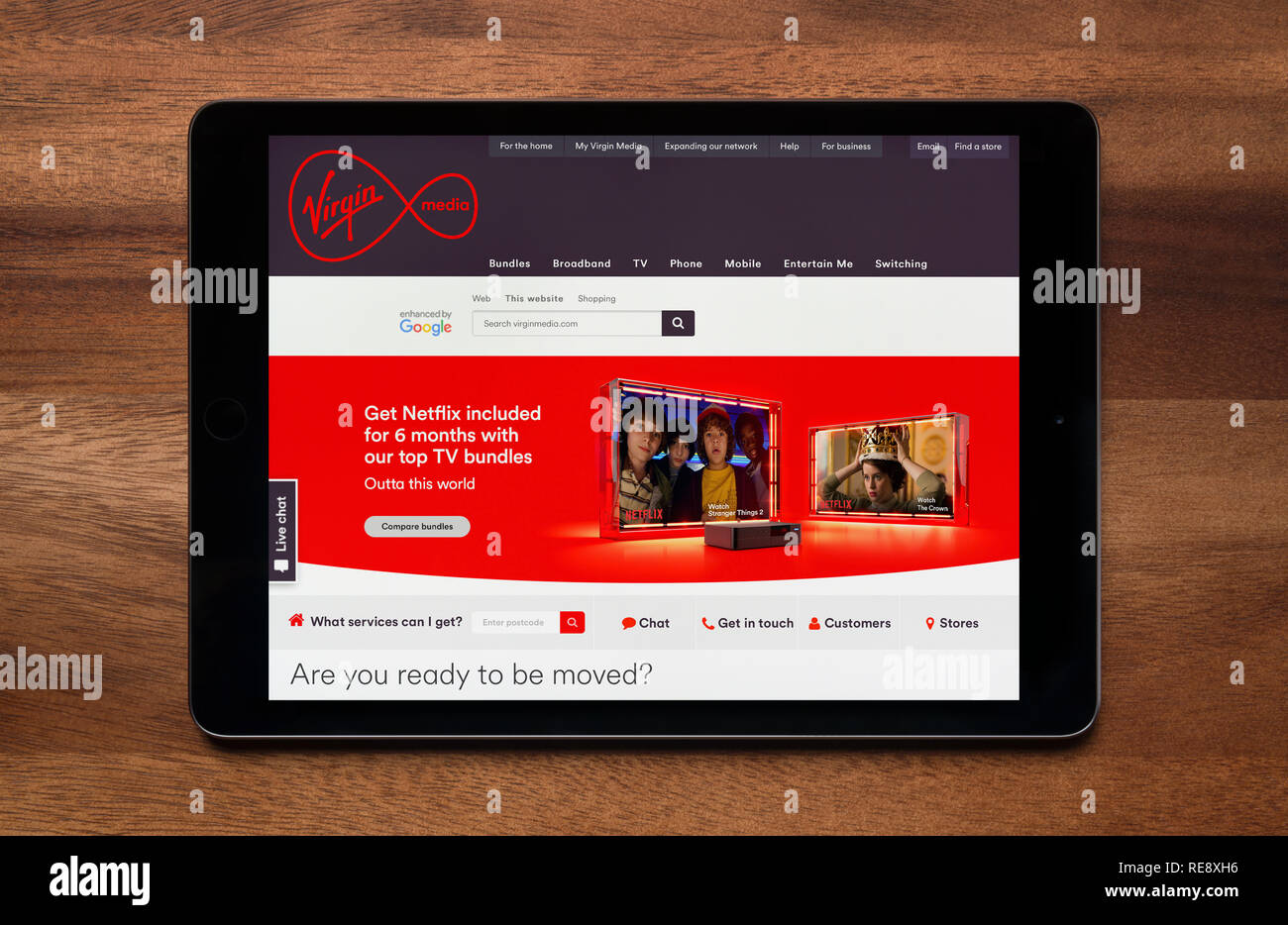 Die Website von Virgin Media wird gesehen, auf einem iPad Tablet, der ruht auf einem Holztisch (nur redaktionelle Nutzung). Stockfoto