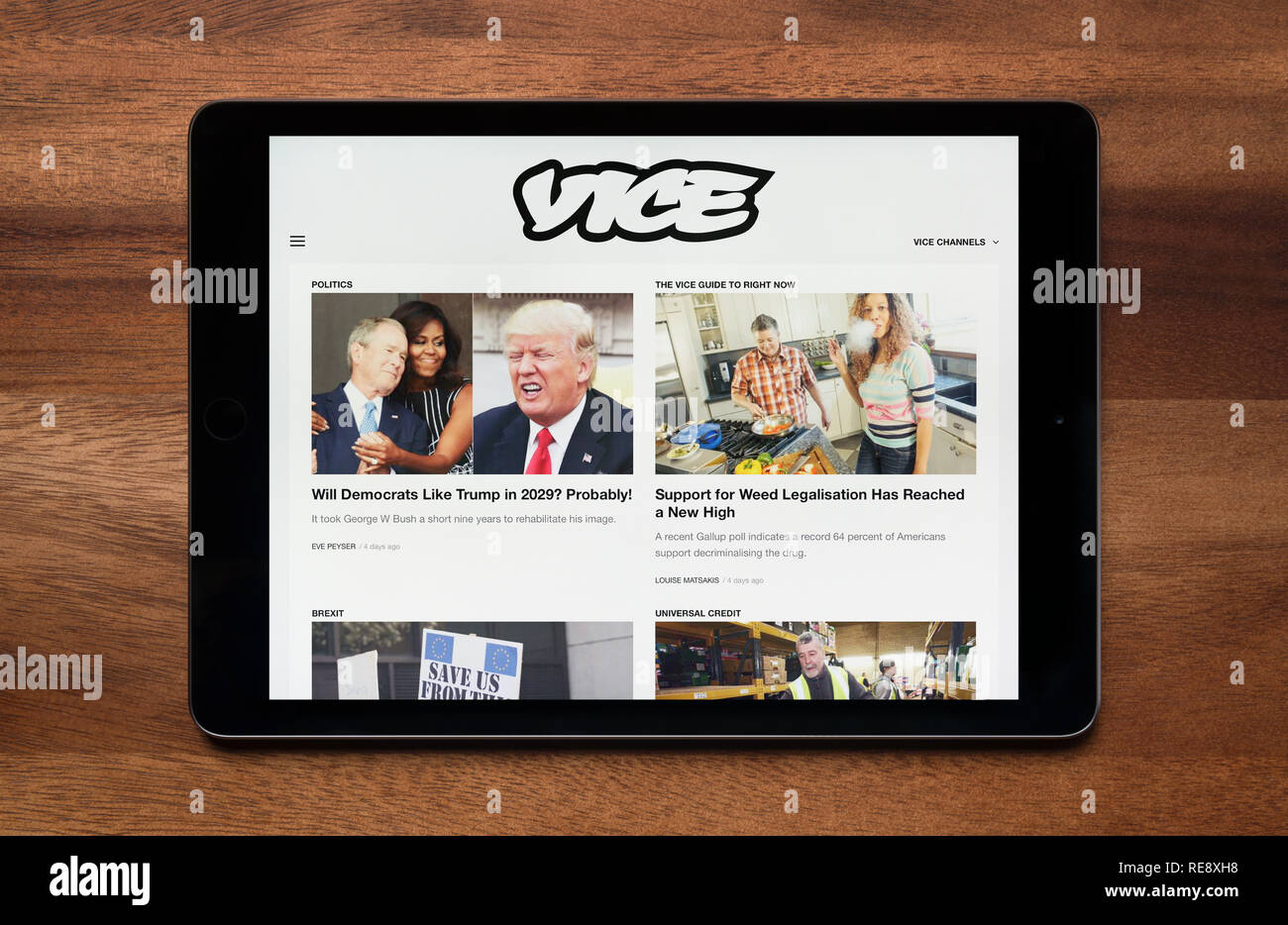 Die Website von Vice ist gesehen auf einem iPad Tablet, der ruht auf einem Holztisch (nur redaktionelle Nutzung). Stockfoto