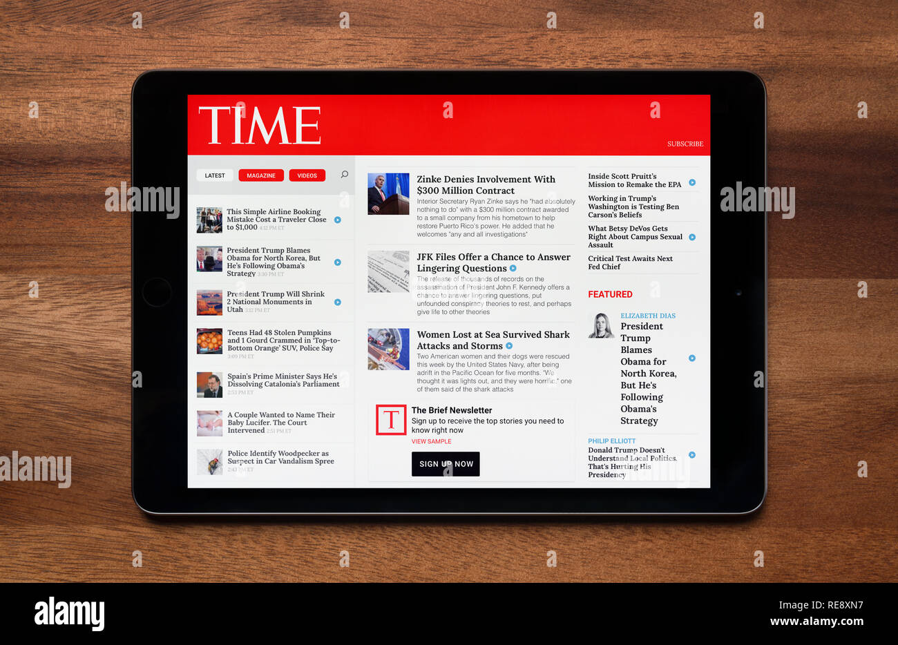 Die Website von "Time Magazine" ist zu sehen auf einem iPad Tablet, der ruht auf einem Holztisch (nur redaktionelle Nutzung). Stockfoto