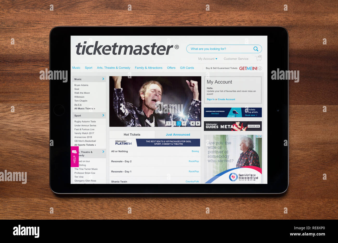 Die Website von Ticketmaster ist gesehen auf einem iPad Tablet, der ruht auf einem Holztisch (nur redaktionelle Nutzung). Stockfoto