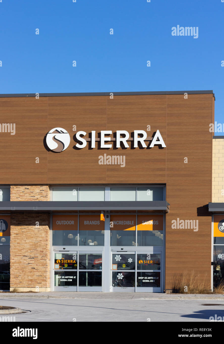 WOODBURY, MN/USA - Januar 19, 2019: Sierra Trading Post Retail Store Exterieur und Logo. Sierra Trading Post ist ein Einzelhändler der Off-Preis Merc Stockfoto