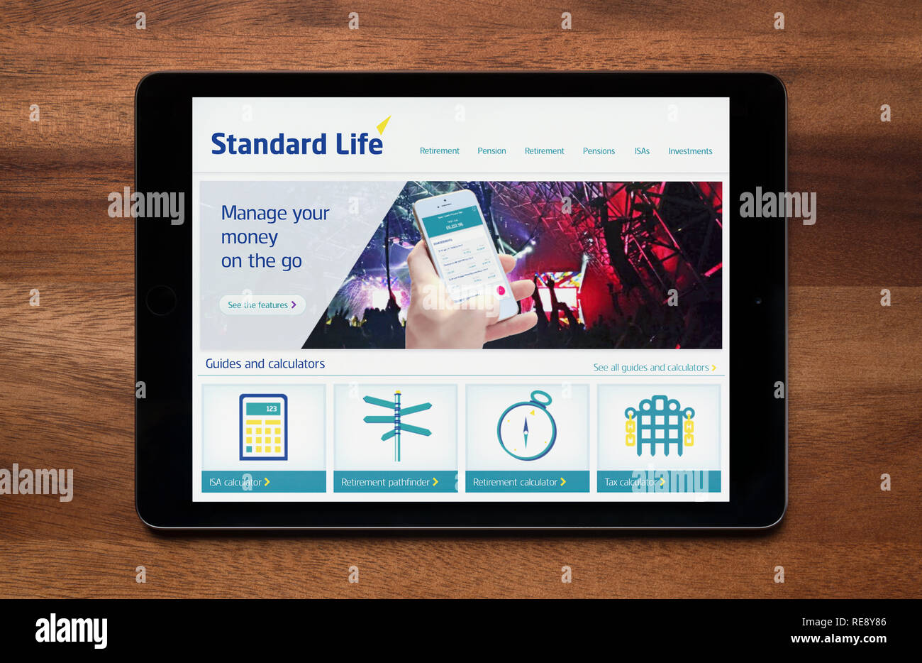 Die Website von Standard Life wird gesehen, auf einem iPad Tablet, der ruht auf einem Holztisch (nur redaktionelle Nutzung). Stockfoto