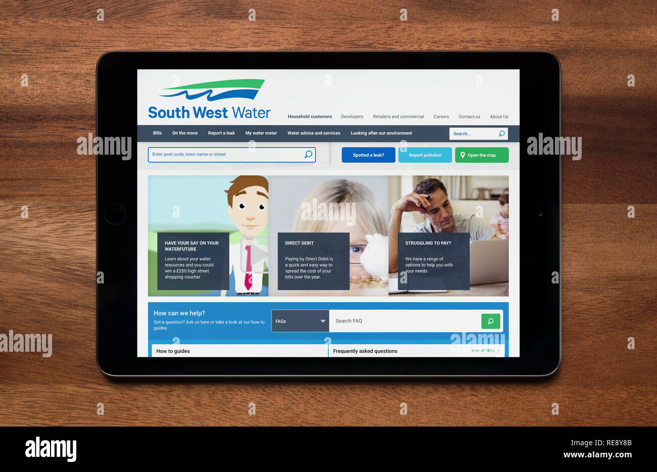 Die Website von South West Water gesehen auf einem iPad Tablet, der ruht auf einem Holztisch (nur redaktionelle Nutzung). Stockfoto
