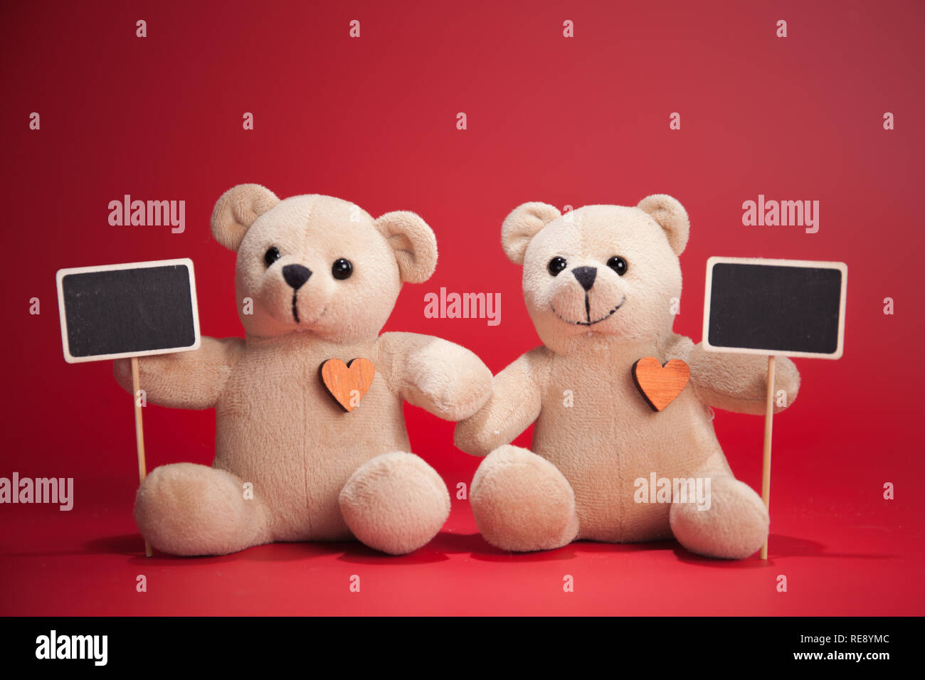 Paar Teddybären auf rotem Hintergrund. Valentines Tag Karte. Liebe Herz. Stockfoto