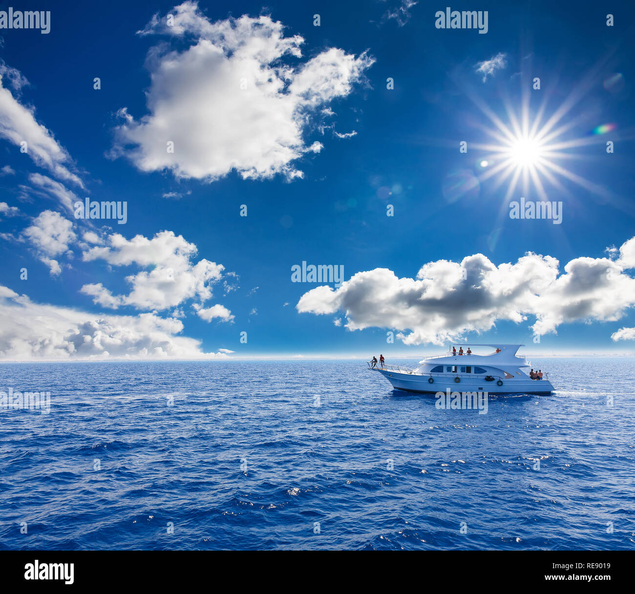 Weiße Yacht in der blauen tropischen Meer, Tauchen Safari Boot für Tauchsafaris Stockfoto