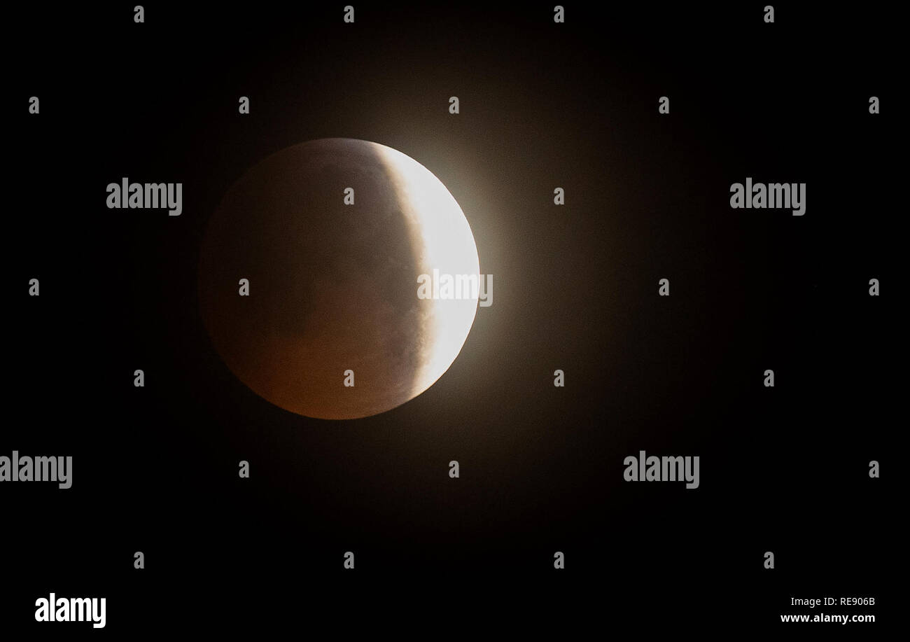 Ein super Blut wolf mond über Liverpool während einer Mondfinsternis. Stockfoto