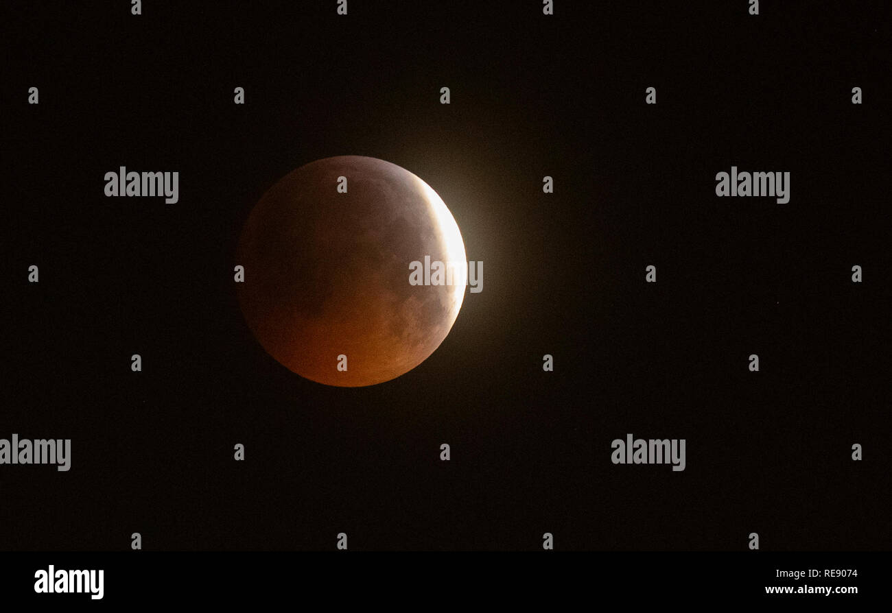 Ein super Blut wolf mond über Liverpool während einer Mondfinsternis. Stockfoto