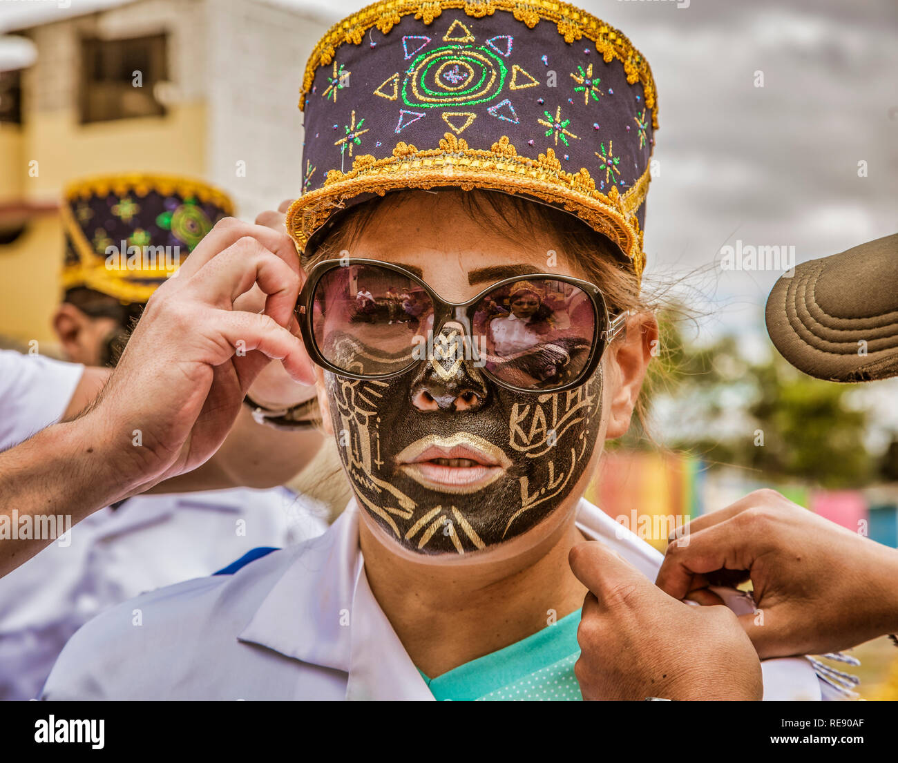 Latacunga, Ecuador - September 22, 2018 - Junge Männer Kleid in gestaltete Zifferblatt schwarz African Slave, der die Stadt im 17. Jahrhundert gerettet zu feiern. Stockfoto