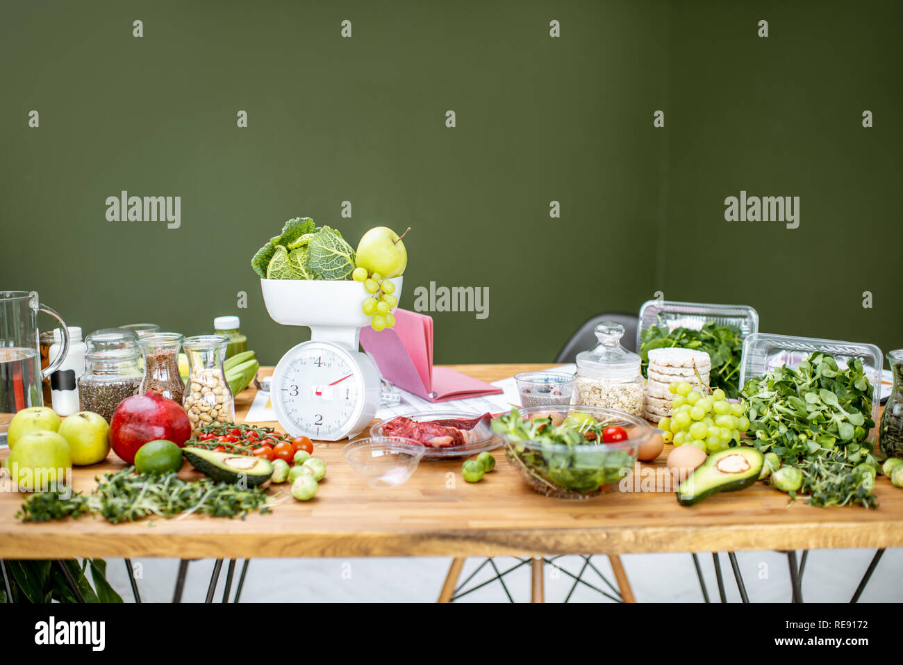 Ernährungswissenschaftler Arbeitsplatz mit Vielzahl von gesunden Rohkost, Gewichte und Dokumente auf einem Thema gesunde Lebensmittel auf den Tisch Stockfoto