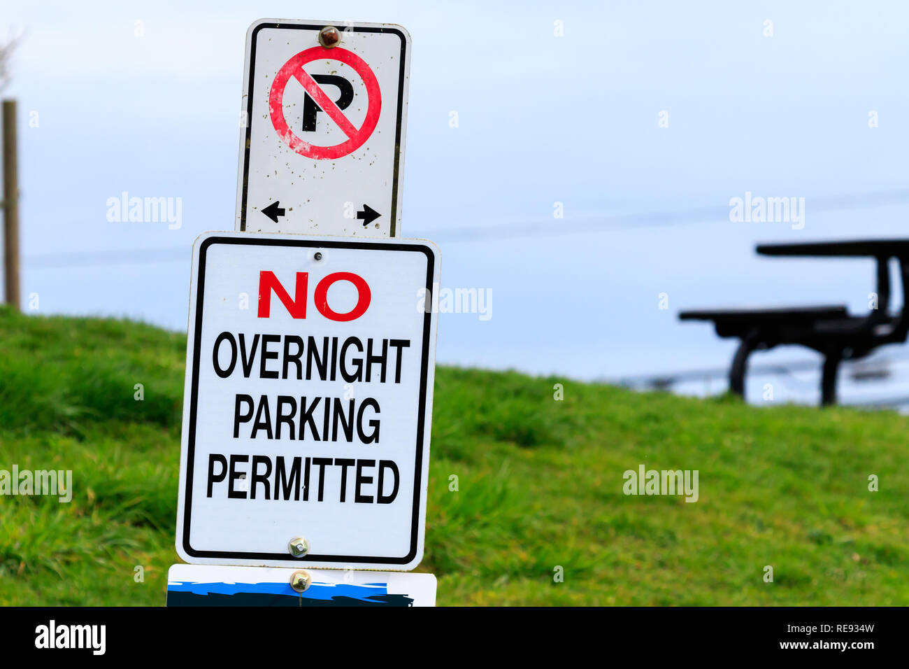 Kein Parken über Nacht zulässige Zeichen Stockfoto