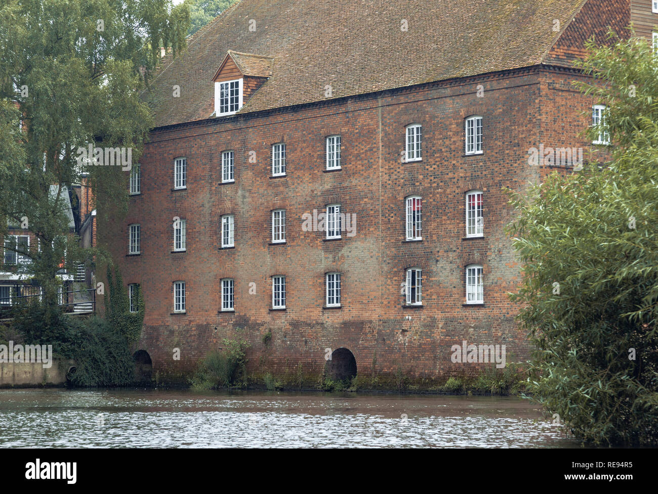 Mühle Studio Theater, Guildford vom Fluss Wey Stockfoto