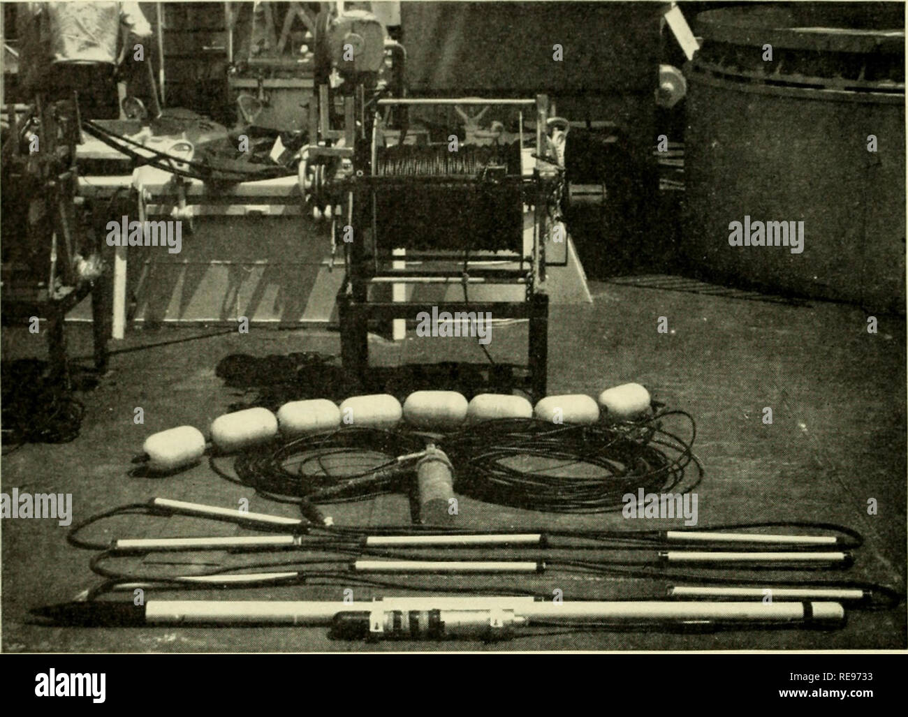 . Die Erde unter dem Meer: Geschichte. Ocean Bottom; Marine Geophysik. 26 SHOR [Kap. 2. Abb. 4. Foto von tiHJ hydrophon System. Nicht ausreichend ist oder wenn aus irgendeinem Grund Sie nicht zu Dampf möglich ist (wie im Fall wo der Bagger ist unten und Ströme sind pulhng der hydrophone), Kabel wird aus dem Winden in einem Haufen an Deck bezahlt und schnell bei Shot - fime nur für die am weitesten entfernten Schüsse. Ein Blockschaltbild der SIO schießen und der Empfangsanlage wird in Abb. 1 gezeigt. 5. Der hydrophone eingesetzt werden in der Regel entweder Bürste Elektronik Modell AX-58 C oder Forschung Manufacturing Co Modell R-100. Stockfoto