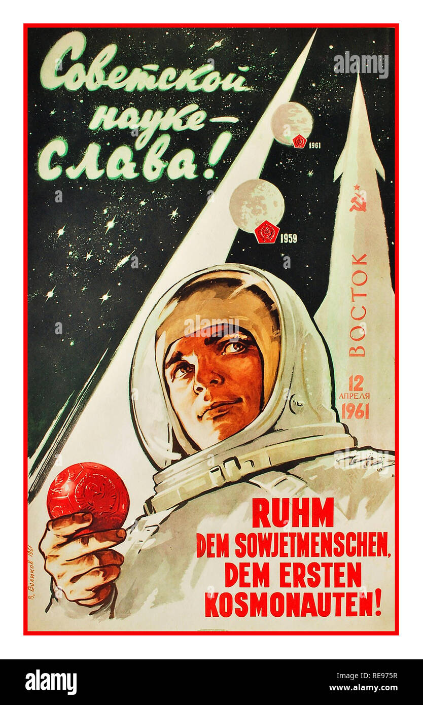 Jahrgang 1960 des russischen Space Race Propaganda Poster Tempo werden uns gehören Lange lebe der sowjetischen Menschen der erste Astronaut". "Herrlichkeit der sowjetischen Wissenschaft! Ehre sei dem sowjetischen Mensch - der erste Mensch im Weltraum! April 1961 Volikov Stockfoto