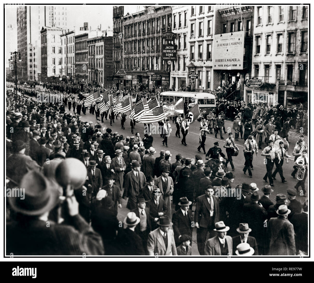 Archiv 1930 NSDAP-Sympathisanten marschieren mit Stars und Stripes Fahnen und NS-Hakenkreuz Fahnen auf einer Kundgebung in New York USA gab es amerikanischen NS-Sommercamps rechts überqueren sie die USA in den 1930er Jahren Stockfoto