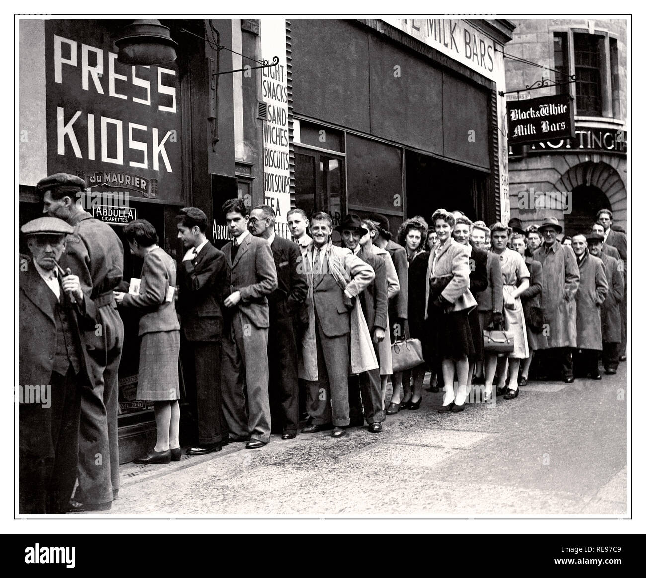 Rationierung der Nachkriegszeit Großbritannien London - 1945 Menschen in Fleet Street warten während der Zigarette Mangel. Stockfoto