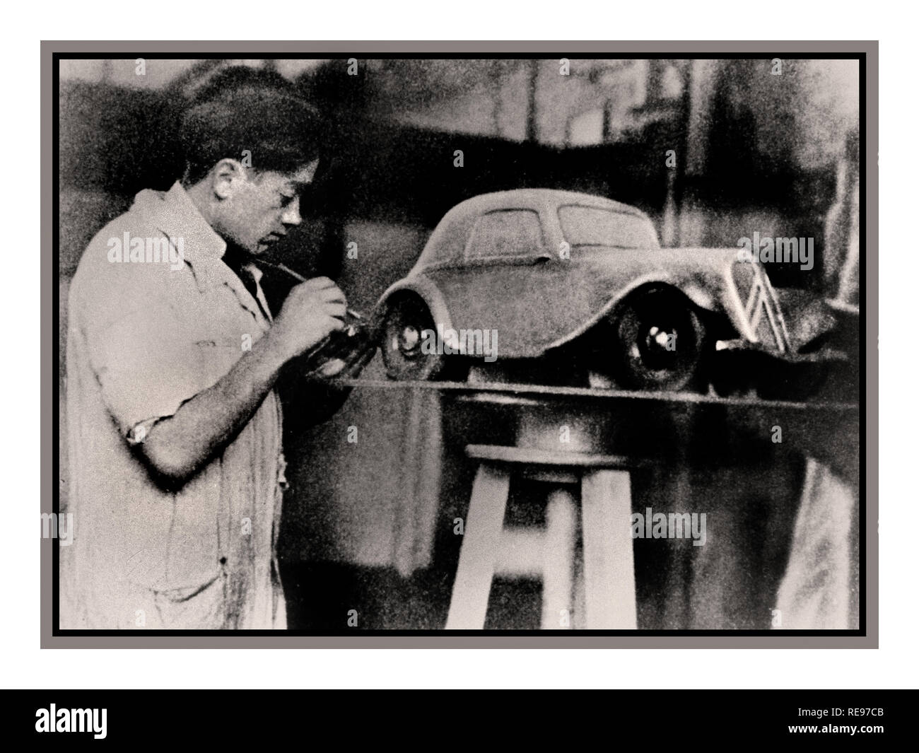 Jahrgang Archiv Bild von Bertoni auto Designer mit Plastilin Modell von Citroen Avant. Flaminio Bertoni machte die bekanntesten französischen Autos Der französische Automobil Geschichte, die Autos, die Frankreich als Nation definiert. 1932 wurde er von Citroën, für die im Jahr 1934 stellte er dem Citroen Traction Avant Design erstellt, in Plastilin, zum ersten Mal in der Geschichte Stockfoto