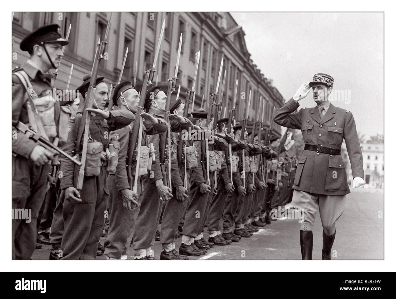 FREIE FRANZÖSISCHE Propaganda Bild des Generals Charles de Gaulle im Exil während des Zweiten Weltkriegs Saluing Free French Commando Unit Trupps in London im Jahr 1942 am Bastille Day Stockfoto