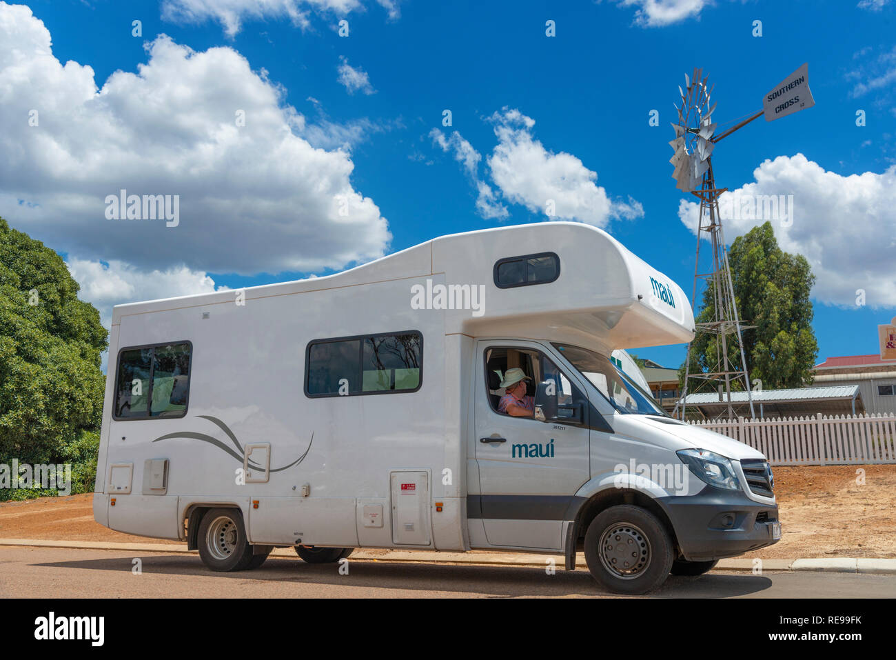 Reisemobil neben Mühle an einem schönen Tag in der kleinen Stadt Ravensthorpe landeinwärts von der Südküste von Western Australia geparkt Stockfoto