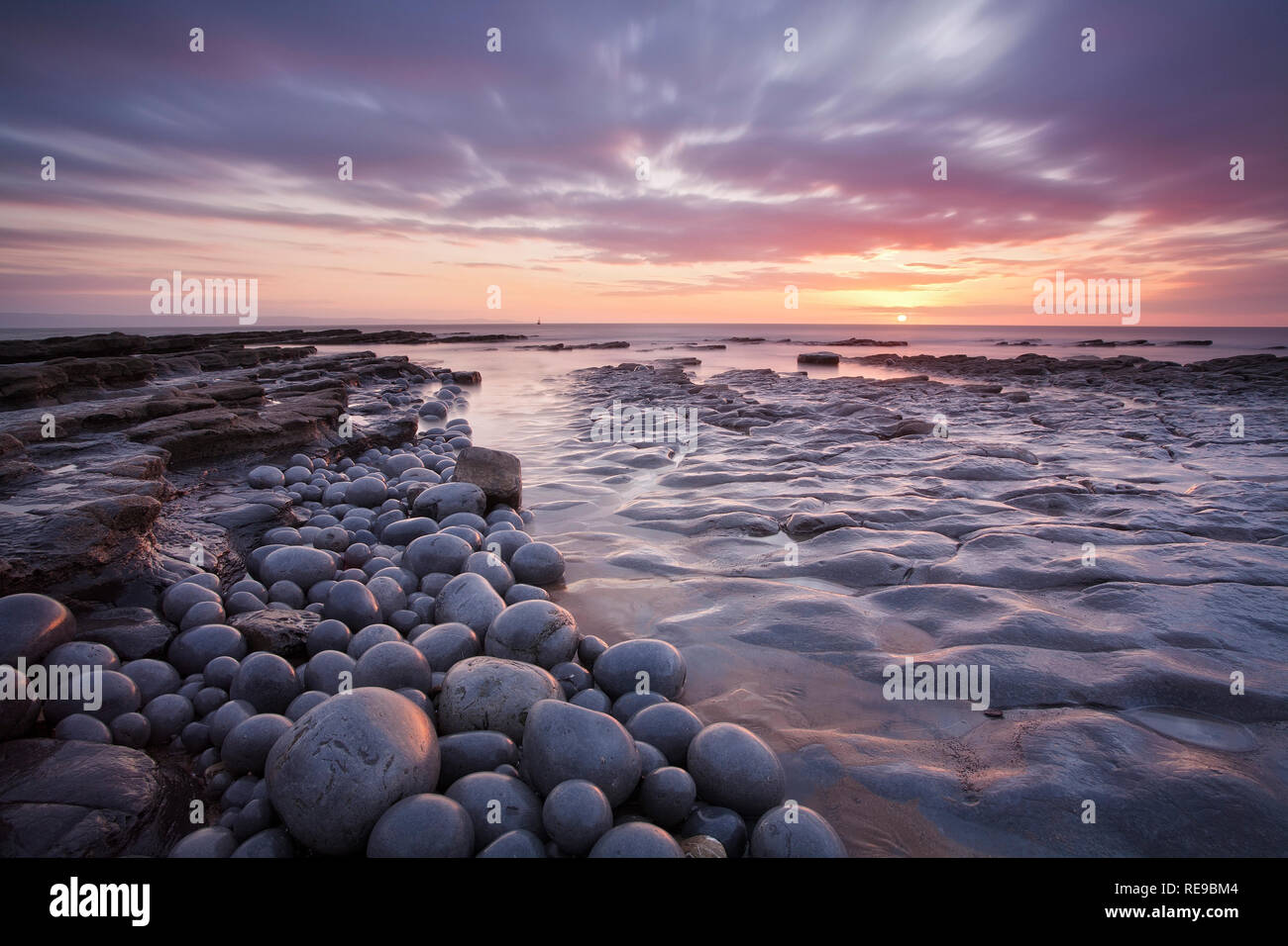 Sonnenuntergang bei Nash, Monknash Küste, Vale von Glamorgan, Wales Stockfoto